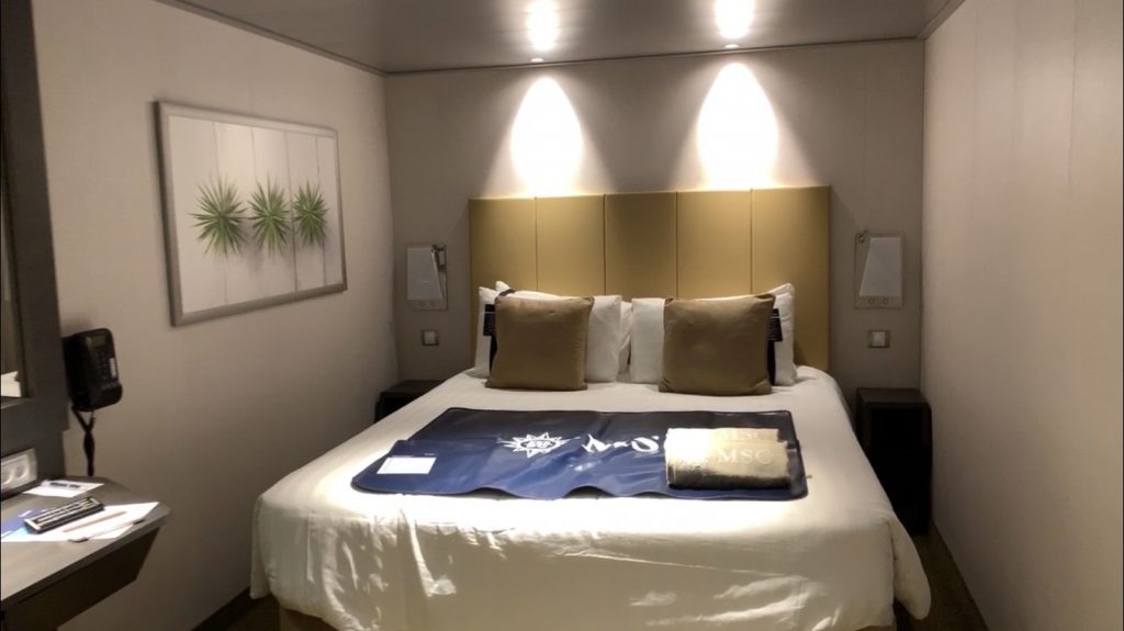 Innenkabine der MSC Bellissima mit einem Doppelbett