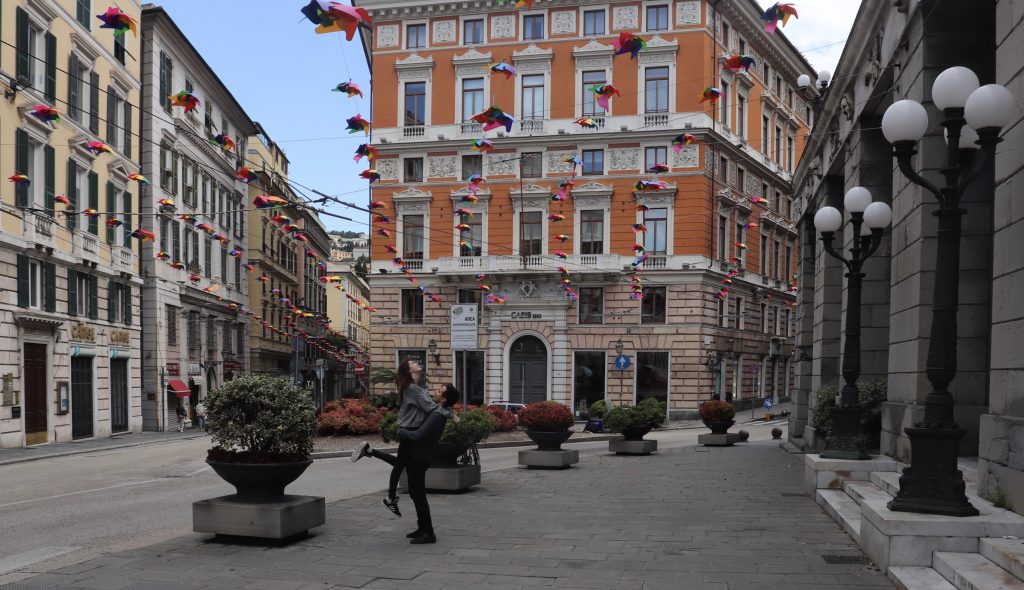 Genua Highlight Basteleien über der Straße